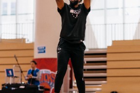 犹他爵士发布备战花絮，赛后完成体检，NBA季后赛任务艰巨，临场指挥获称赞的简单介绍