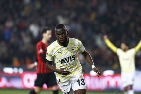 爱游戏官方入口 -瓦伦西亚发布备战花絮，今晚队长鼓劲，荷甲任务艰巨，球队文化再被提及(瓦伦西亚vs巴塞罗那)