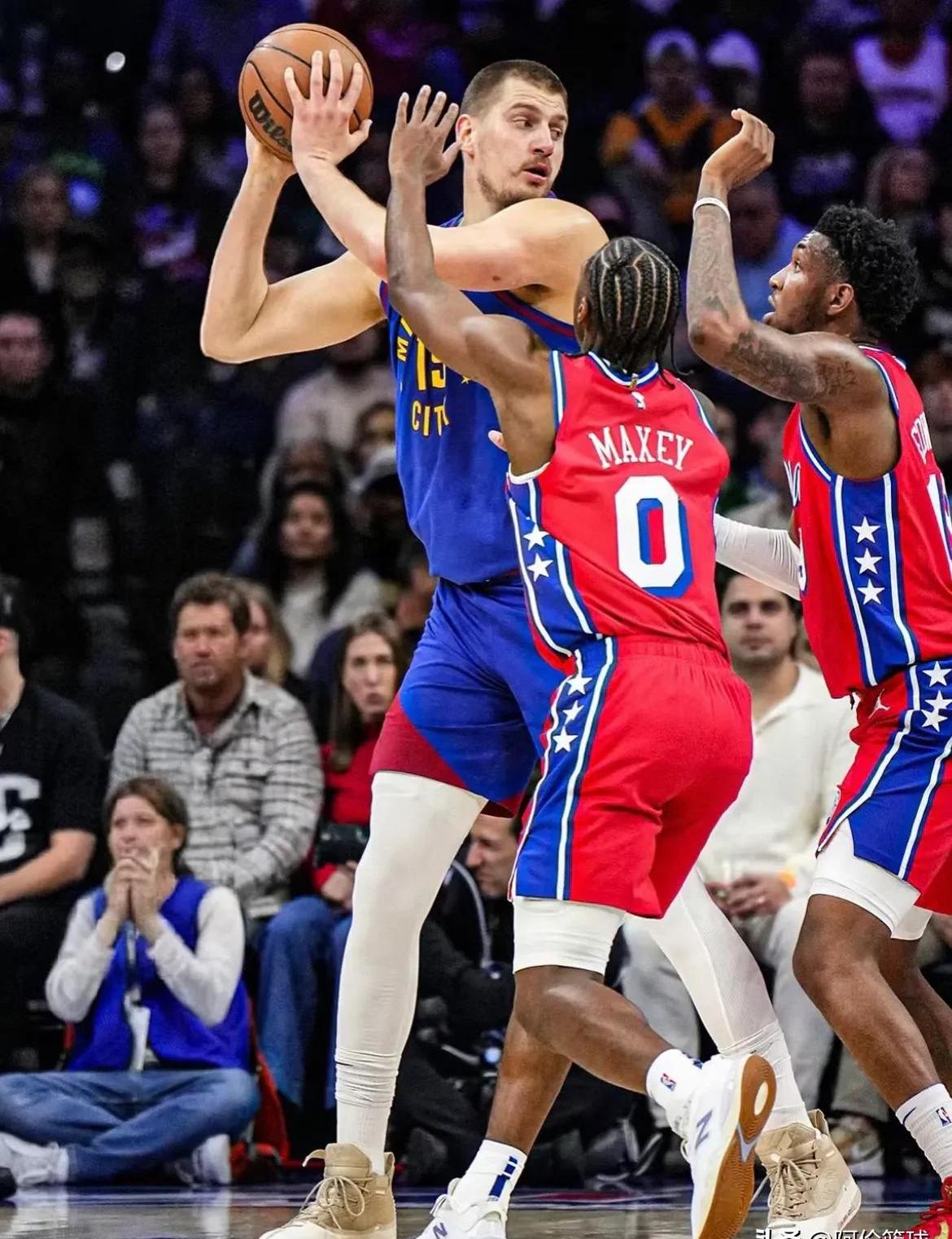 今晚NBA常规赛焦点战，亚特兰大绝杀压哨，气氛紧张，团队化学反应显著的简单介绍