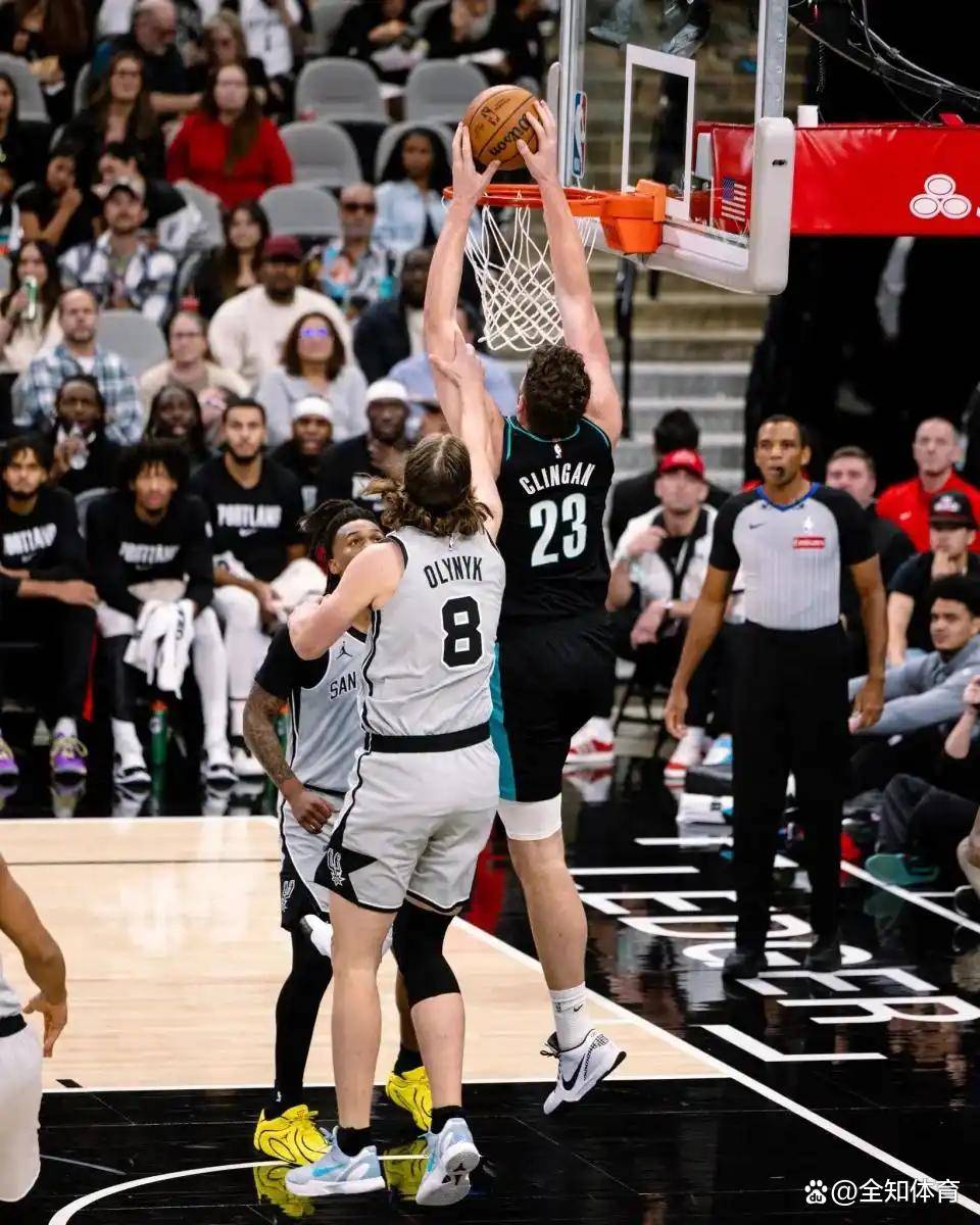 今晚NBA常规赛焦点战，亚特兰大绝杀压哨，气氛紧张，团队化学反应显著的简单介绍